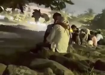 Viral! Pria dan Wanita Bermesraan di Pantai Padang Dekat Masjid Al-Hakim