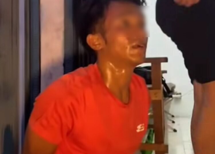 Polisi menangkap pria inisial AR (23), warga Kabupaten Pasaman, di kawasan Mata Air, Kecamatan Padang Selatan, Kota Padang, Sumatera Barat, pada Senin (27/4/2026) malam. Foto: Tangkapan layar media sosial