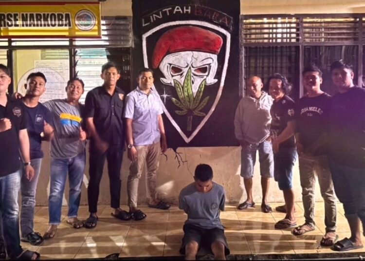 Polisi menangkap seorang pemuda di rumahnya di Desa Kumbayau, Kecamatan Talawi, Kota Sawahlunto, Sumatera Barat (Sumbar), pada Selasa (28/4/2026) sekitar pukul 14.00 WIB atas dugaan mengisap sabu-sabu. Foto: Polres Sawahlunto