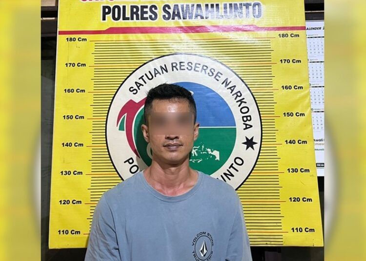Polisi menangkap seorang terduga pemakai sabu-sabu di Desa Kolok Mudik, Kecamatan Barangin, Kota Sawahlunto, Sumatera Barat (Sumbar), pada Selasa (28/04/2026) sekitar pukul 18.30 WIB. Foto: Polres Sawahlunto