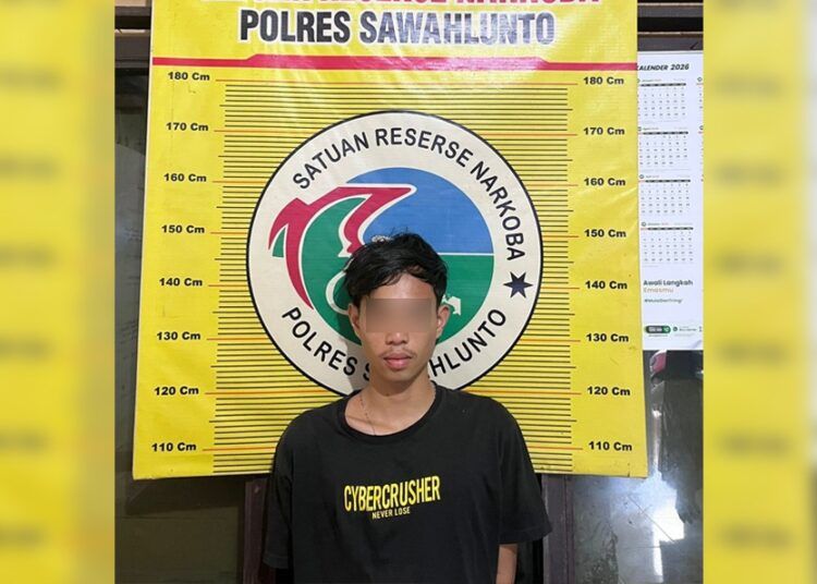 Polisi menangkap seorang pemuda di rumahnya di Desa Kumbayau, Kecamatan Talawi, Kota Sawahlunto, Sumatera Barat (Sumbar), pada Selasa (28/4/2026) sekitar pukul 14.00 WIB atas dugaan memiliki sabu-sabu. Foto: Polres Sawahlunto