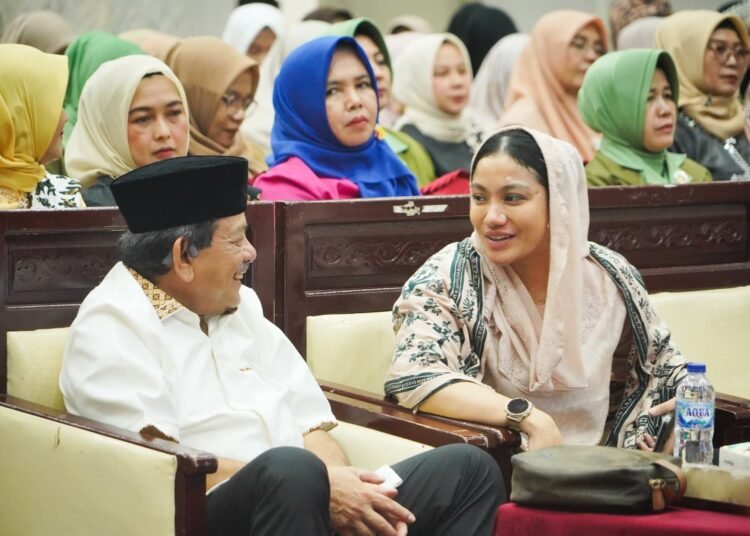 Bupati Dharmasraya, Annisa Suci Ramadhani, memberikan kata sambutan dalam pelantikan pengurus Dekranasda Dharmasraya pada Selasa (28/4/2026). Foto: Pemkab Dharmasraya