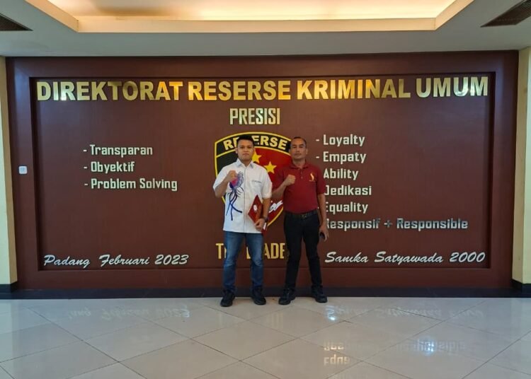 Dua Aparatur Sipil Negara (ASN) di Kabupaten Pasaman Barat yang sempat diberhentikan tidak hormat oleh bupati kini melaporkan seorang pejabat Badan Pertanahan Nasional (BPN) ke Polda Sumatera Barat.