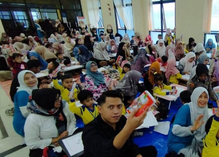 Sebanyak 1.978 anak dari jenjang PAUD, TK, dan sederajat mengikuti Lomba Kreativitas Mewarnai Anak Bersama Orang Tua yang digelar Pemerintah Kota Padang Panjang bekerja sama dengan Faber-Castell, Rabu (29/4/2026).