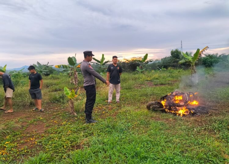 Warga di Jorong Koto Dibawah, Nagari Koto Besar, Kecamatan Koto Besar, Kabupaten Dharmasraya, membakar sepeda motor Honda Scoopy yang diduga milik pencuri getah karet pada Rabu (29/4/2026) sekitar pukul 16.30 WIB. Foto: Polsek Sungai Rumbai