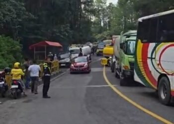 Dua Truk Mogok di Sitinjau Lauik, Lalu Lintas Padang–Solok Macet
