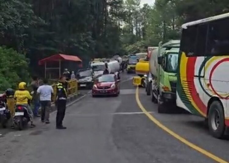 Arus lalu lintas Padang–Solok dan sebaliknya mengalami kemacetan akibat dua truk mogok di badan jalan di kawasan Kelok Banto, Sitinjau Lauik, pada Rabu (30/4). Foto: Tangkapan layar media sosial