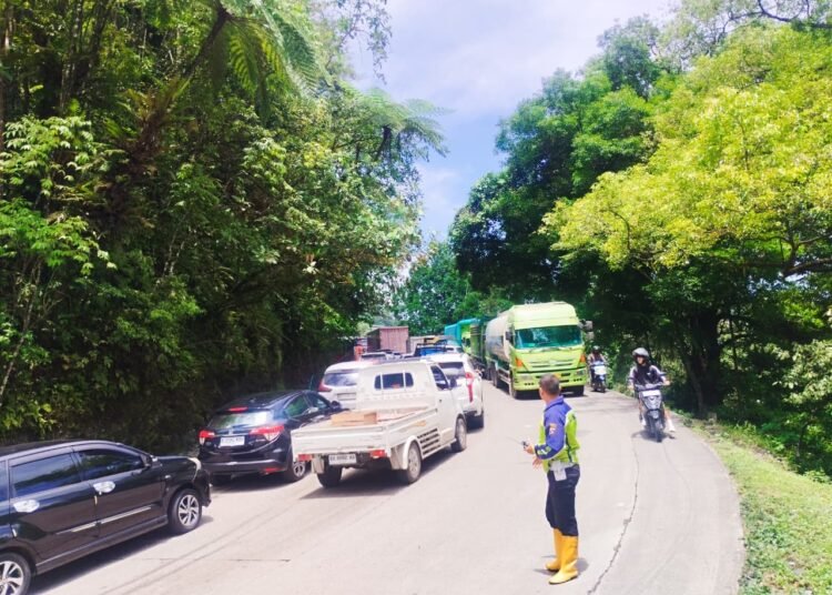 Arus lalu lintas Padang–Solok dan sebaliknya mengalami kemacetan di kawasan Sitinjau Lauik, pada Kamis (30/4/2026) siang. Foto: Qadri/Sumbarkita