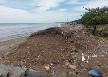 Sampah Sisa Banjir Bandang 2025 Masih Menumpuk di Pantai Muaro Lasak, Pemko Padang Akui Pembersihan Terkendala Teknis