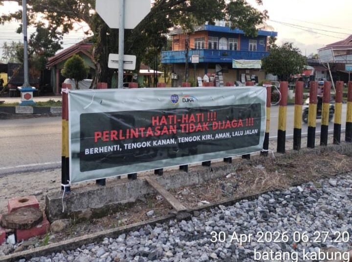 Balai Teknik Perkeretaapian (BTP) Kelas II Padang resmi menghentikan kegiatan penjagaan di 54 titik perlintasan sebidang yang tersebar di Kota Padang, Kota Pariaman, dan Kabupaten Padang Pariaman. Kebijakan tersebut mulai berlaku efektif pada 1 Mei 2026.