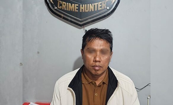 Polisi menangkap DR (47), pejabat di Pemerintah Kota Padang Panjang, pada Selasa (25/11/2025). Foto: Polres Padang Panjang