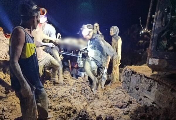 Dua penambang emas tradisional di Jorong Lintas Harapan, Nagari Palangki, Kecamatan IV Nagari, Sijunjung, tewas tertimbun longsor pada Kamis (9/4/2026) malam.