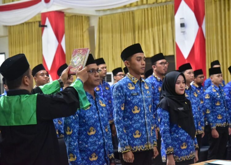 Pemerintah Kabupaten Padang Pariaman melantik dan mengambil sumpah 54 aparatur sipil negara (ASN), Kamis (9/4/2026)