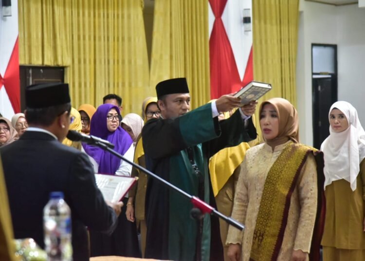 Bupati Padang Pariaman, John Kenedy Azis (JKA), melantik Srinelis sebagai Asisten Administrasi Umum Sekretariat Daerah pada Senin (13/4).