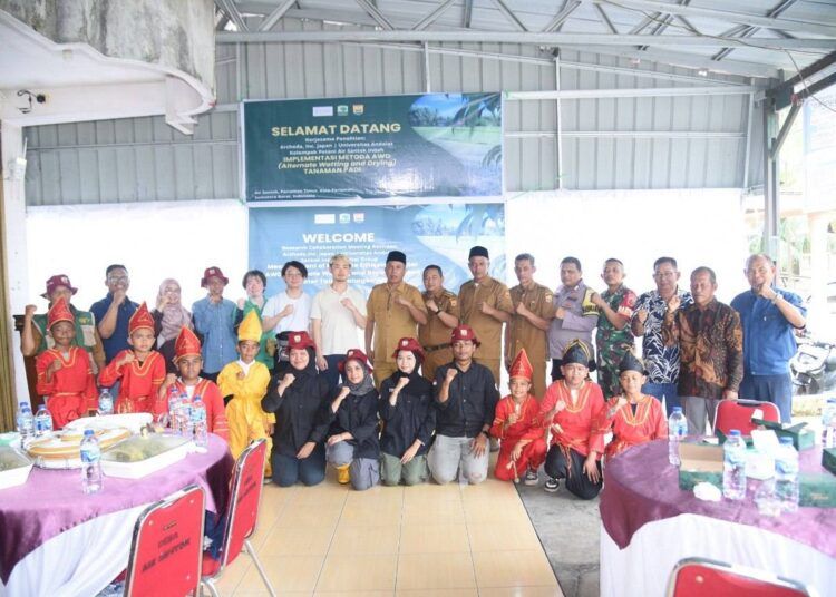 Wakil Wali Kota Pariaman Mulyadi meresmikan penerapan teknologi AWD pada budidaya padi di Air Santok.