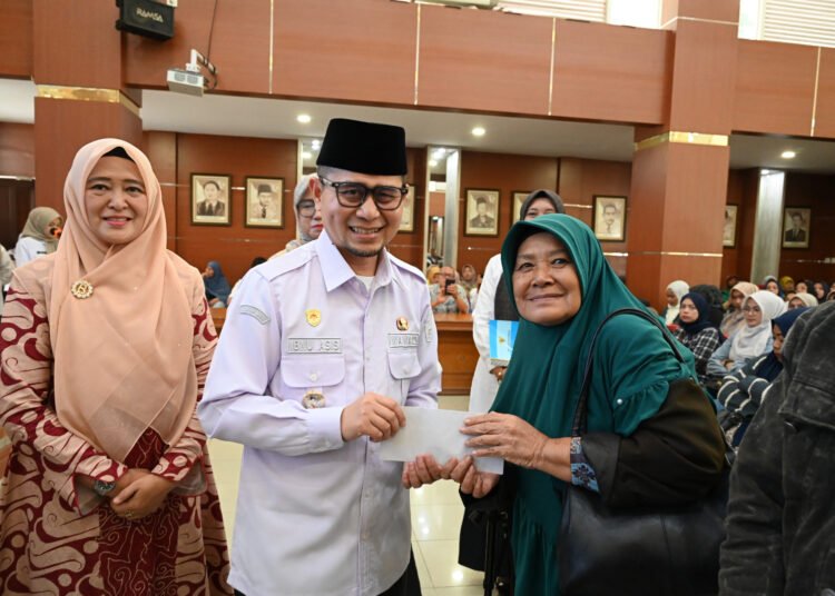 Pemerintah Kota Bukittinggi menyalurkan bantuan sembako dan PKH triwulan I 2026 kepada 394 Keluarga Penerima Manfaat melalui PT Pos dengan total anggaran Rp281 juta lebih.