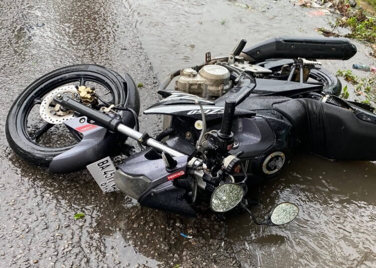 Kecelakaan lalu lintas terjadi di Jalan Padang–Solok, tikungan Beringin, Kabupaten Solok. Seorang pengendara motor terjatuh dan terlindas truk hingga tewas di tempat