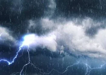 Berteduh di Tengah Sawah, Tiga Warga Disambar Petir di Agam, Satu Tewas