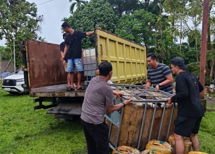 Polisi menangkap sopir pikap berinisial MI saat mengangkut bahan bakar minyak (BBM) solar subsidi jenis biosolar di Jalan Lintas Riau–Sumbar, tepatnya di Jalan Sudirman, Desa Seberang Pantai, Kecamatan Kuantan Mudik, Kabupaten Kuantan Singingi (Kansing), Minggu (5/4) sekitar pukul 05.30 WIB.