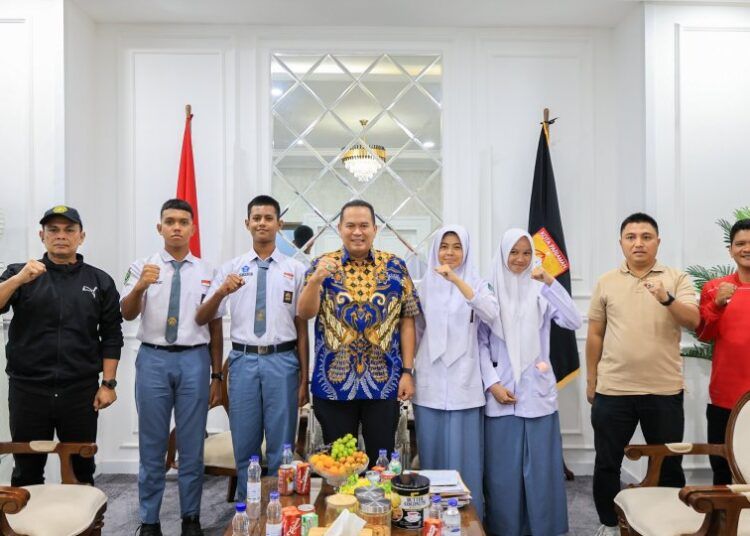 Wali Kota Pariaman, Yota Balad, melepas empat anggota Pasukan Pengibar Bendera (Paskibra) Kota Pariaman yang akan mengikuti seleksi tingkat Provinsi Sumatera Barat tahun 2026, Jumat (8/5/2026).