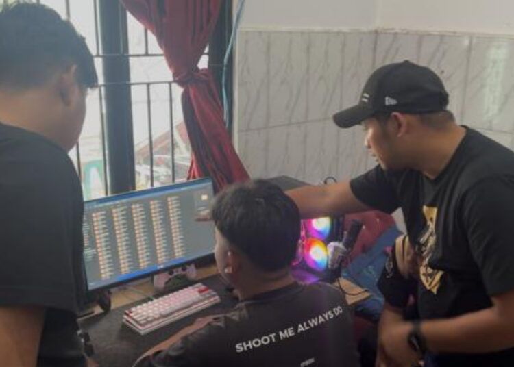 Polisi menangkap seorang mahasiswa di Kecamatan Siak Hulu, Kabupaten Kampar, Riau, karena membuat situs tiruan (fake website) perbankan yang diduga digunakan untuk aksi phishing dan pencurian data nasabah. Foto: Media Center Riau
