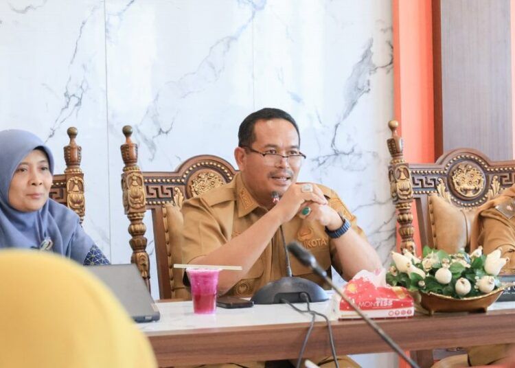 Pemerintah Kota Pariaman menargetkan capaian Universal Health Coverage (UHC) sebesar 100 persen pada 2026. Target disampaikan Wali Kota Pariaman, Yota Balad saat memimpin rapat Forum Komunikasi Implementasi Program JKN Kota Pariaman Semester I tahun 2026 di Ruang Rapat Wali Kota Pariaman, Selasa (26/5/2026).