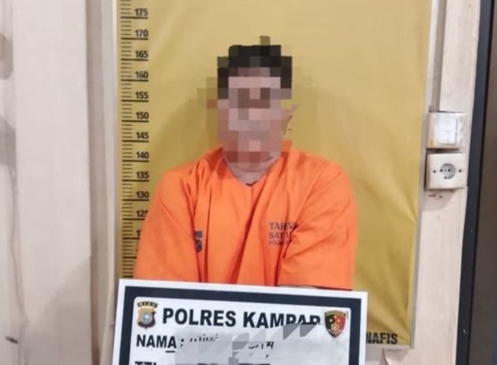 Tersangka diamankan di Mapolres Kampar. Foto: IST