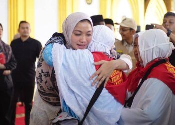 Bupati Annisa Lepas 83 Jemaah Calon Haji Dharmasraya, Titip Doa untuk Daerah