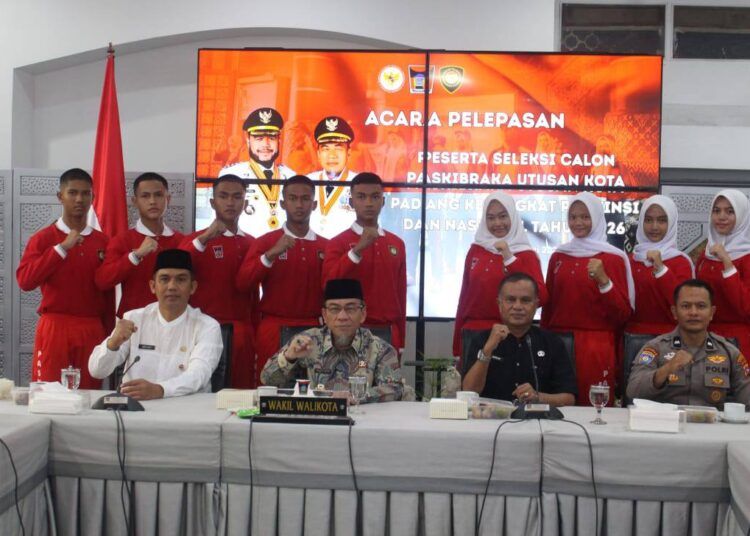 Sebanyak 10 pelajar terbaik Kota Padang diberangkatkan untuk mengikuti seleksi Pasukan Pengibar Bendera Pusaka (Paskibraka) tingkat Provinsi Sumatera Barat dan nasional tahun 2026. Keberangkatan para delegasi tersebut dilepas langsung oleh Wakil Wali Kota Padang, Maigus Nasir, di Rumah Dinas Wali Kota Padang, Jumat (8/5/2026).