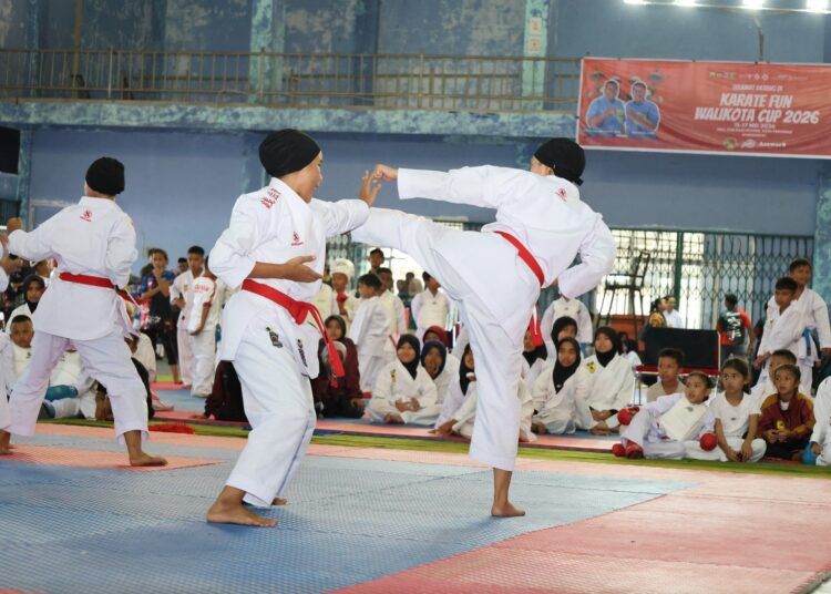 Atlet sedang berlaga di Kejuaraan Karate Fun Walikota Cup 2026 tingkat Sumatera Barat di Gedung Olahraga GOR Radjo Bujang, Kelurahan Karan Aur, Kota Pariaman, Sabtu (16/5/2026).
