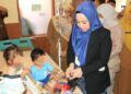 Ketua TP-PKK Kota Padang Besuk Balita Korban Penganiayaan Ayah Kandung di RS Bhayangkara