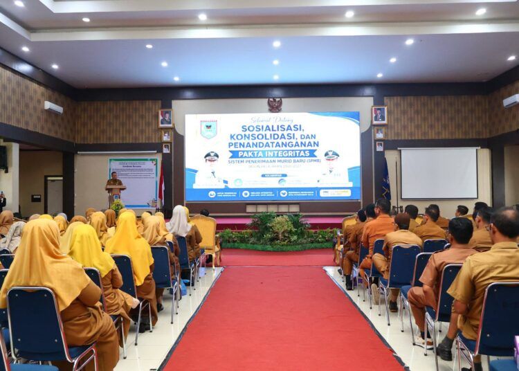 Wakil Wali Kota Payakumbuh Elzadaswarman saat membuka kegiatan Sosialisasi, Konsolidasi, dan Penandatanganan Pakta Integritas SPMB di Aula Josrizal Zein, Balai Kota Payakumbuh, Senin (25/5/2026).