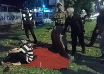 Trotoar dan Taman Kota Dirusak, Lapal PKL di Padang Diangkut Petugas