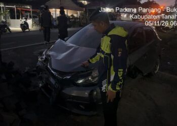 Honda Brio Tabrak Tumpukan Batako di Jalan Padang Panjang-Bukittinggi, Diduga Sopir Mengantuk