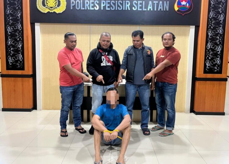 Polisi menangkap seorang pria di Kampung Kapuh, Nagari Kapuh, Kecamatan Koto XI Tarusan, Pesisir selatan, pada Sabtu (9/5/2026) pukul 20.00 WIB karena diduga mengedarkan sabu-sabu. Foto: Polres Pesisir Selatan