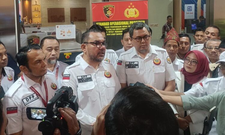 Dewan Pimpinan Pusat (DPP) Ikatan Keluarga Minang (IKM) melaporkan Permadi Arya atau Abu Janda ke Bareskrim Polri pada Selasa (26/5/2026) atas dugaan ujaran kebencian. Foto: DPP IKM