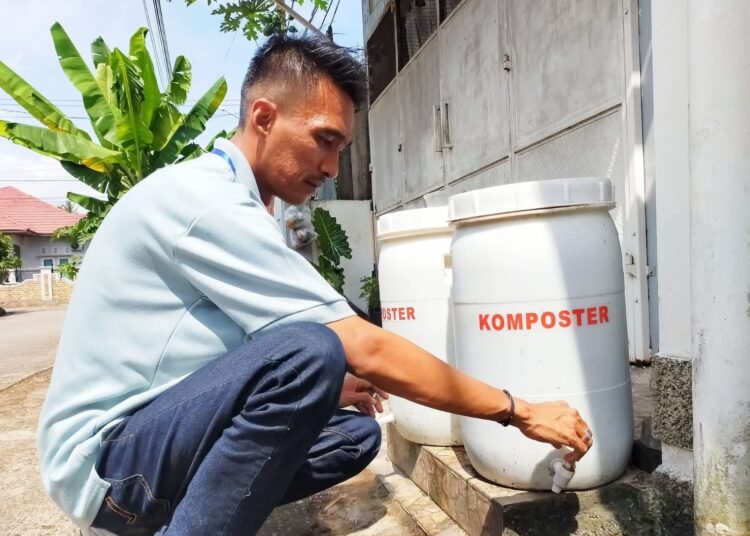 Warga Kompleks Palimo Indah, Kelurahan Cupak Tangah, Kecamatan Pauh, Kota Padang, mengubah sisa makanan menjadi pupuk kompos. Foto: Dinas Kominfo Padang