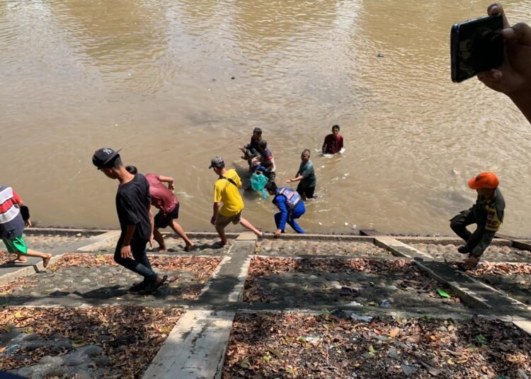Seorang pemulung yang hanyut di banda bakali atau kanal banjir di Kelurahan Alai Parak Kopi, Kecamatan Padang Utara, Kota Padang, pada Jumat (1/5/2026) pagi ditemukan tewas. Foto: Dinas Damkar Padang