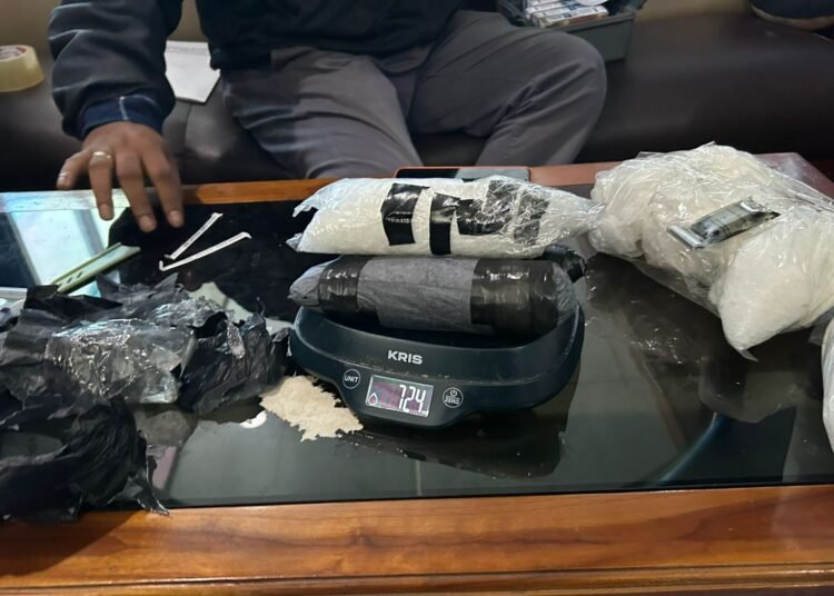 Petugas Aviation Security (Avsec) Bandara Internasional Minangkabau (BIM) menangkap seorang calon penumpang pesawat terbang dan menyita dua koper berisi sabu-sabu di terminal keberangkatan pada Kamis (30/4/2026). Foto: Polsek Kawasan BIM