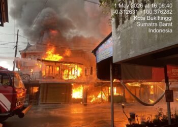Video: Kebakaran Hebat Hanguskan Pertokoan di Bukittinggi