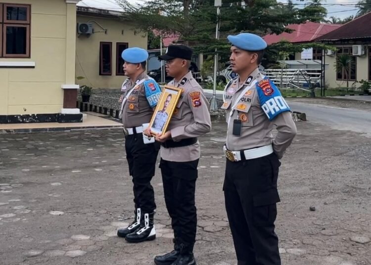 Polres Padang Pariaman memecat Aipda Arma Hoky secara tidak hormat karena kasus narkoba dan mangkir 30 hari, sebagai bentuk penegakan disiplin dan integritas Polri.