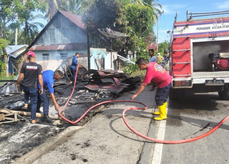 Petugas damkar selesai memadamkan kebakaran di Kampung Gurun Panjang, Nagari Kapuh, Kecamatan XI Tarusan, Pesisir Selatan, pada Sabtu (2/5/2026) pagi. Foto: Satpol PP dan Damkar Pesisir Selatan