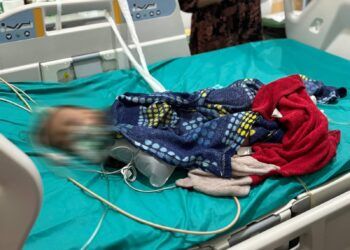 Seorang balita perempuan berusia tiga tahun bernama Sherlyn diduga dianiaya oleh ayah tirinya dalam perjalanan menuju Nagari Surian, Kecamatan Pantai Cermin, Kabupaten Solok