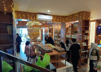 42 Tahun Eksis, Rumah Jajan Bu Henny dari Lapak Pasar Kini Jadi Toko Kue Modern di Padang