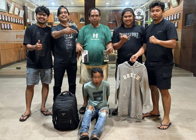 Polisi menangkap pria di kawasan Simpang RS Ibnu Sina, Kelurahan Gunung Pangilun, Kecamatan Padang Utara, Kota Padang, Sumatera Barat (Sumbar), pada Jumat (1/5/2026) malam karena diduga mencuri di sebuah rumah. Foto: Polresta Padang