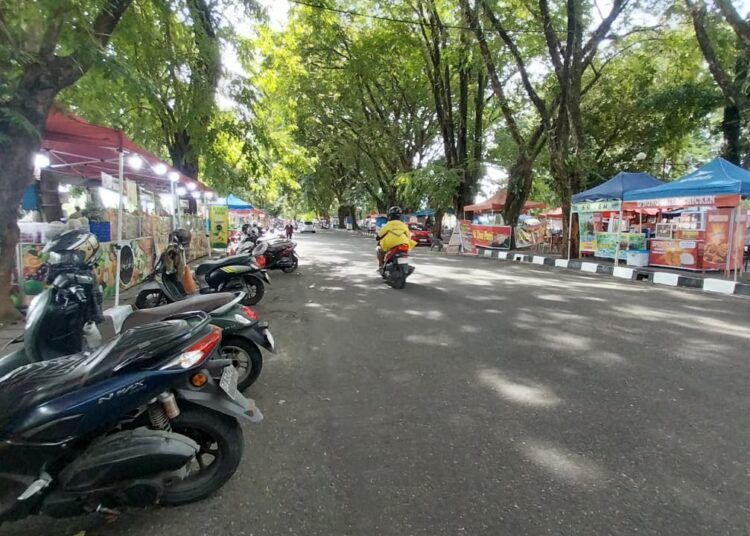 Pedagang sedang membuka lapak dagangan di kawasan GOR Haji Agus Salim.