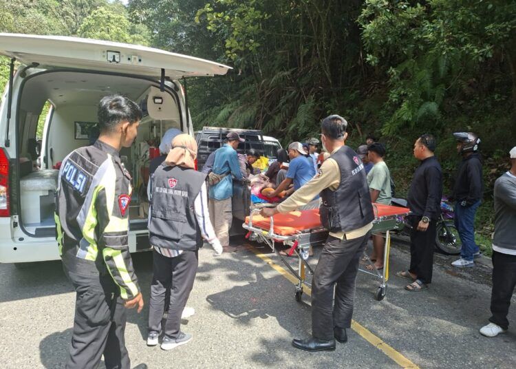Sebuah minibus menabrak batu di tepi jalan lintas Sumbar-Riau, tepatnya di Jorong Hulu Air, Kenagarian Sarilamak, Kecamatan Harau, Kabupaten Limapuluh Kota, pada Minggu (3/5/2025) sekitar pukul 15.00 WIB.