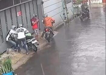 Video: Detik-Detik Kurir Dibegal Saat Berteduh, Motor-Paket Raib