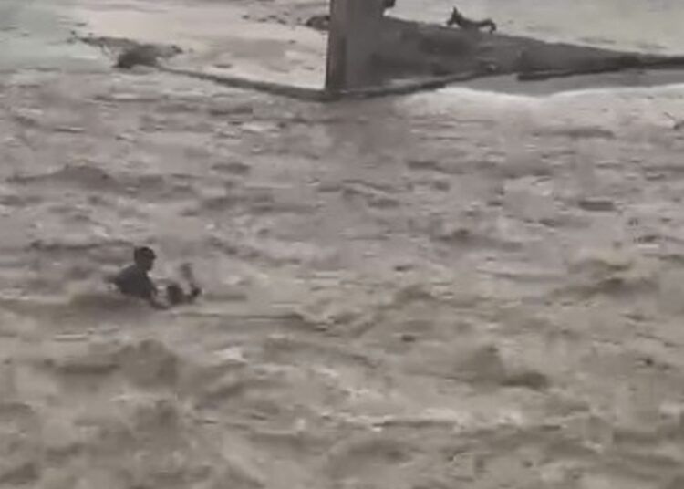 Seorang pria lanjut usia (lansia) nyaris terbawa arus sungai di Anduriang, Kecamatan 2x11 Kayu Tanam, Kabupaten Padang Pariaman, Sumatera Barat. Foto: Tangkapan layar media sosial
