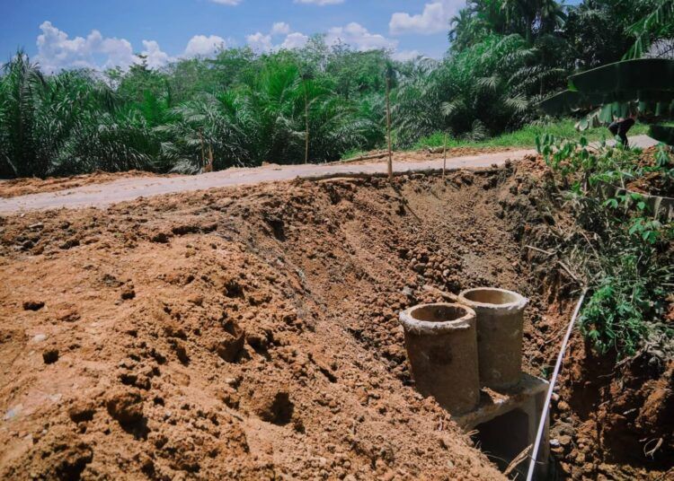 Pemerintah Kabupaten (Pemkab) Dharmasraya melakukan pemasangan 9 unit box culvert untuk menangani jalan amblas di Nagari Kurnia Selatan, Kecamatan Sungai Rumbai, pada Sabtu–Minggu (2–3/5/2026).